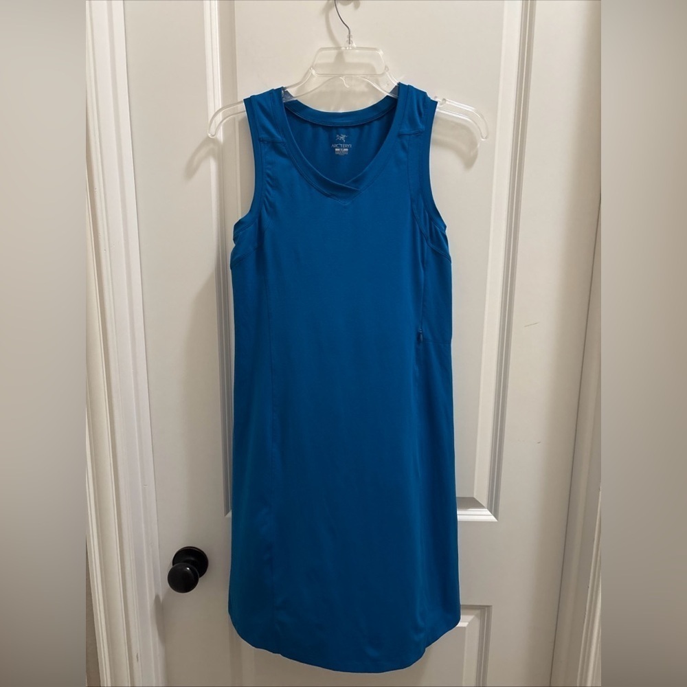Arcteryx Soltera blue sleeveless athletic vneck tank dress Size Small